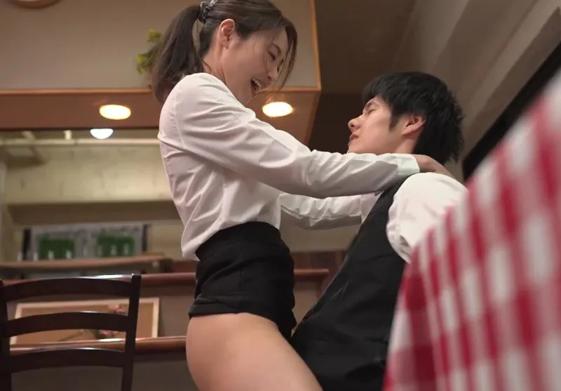 Cậu trai trẻ phang nữ đồng nghiệp có chồng nhưng chồng “yếu”